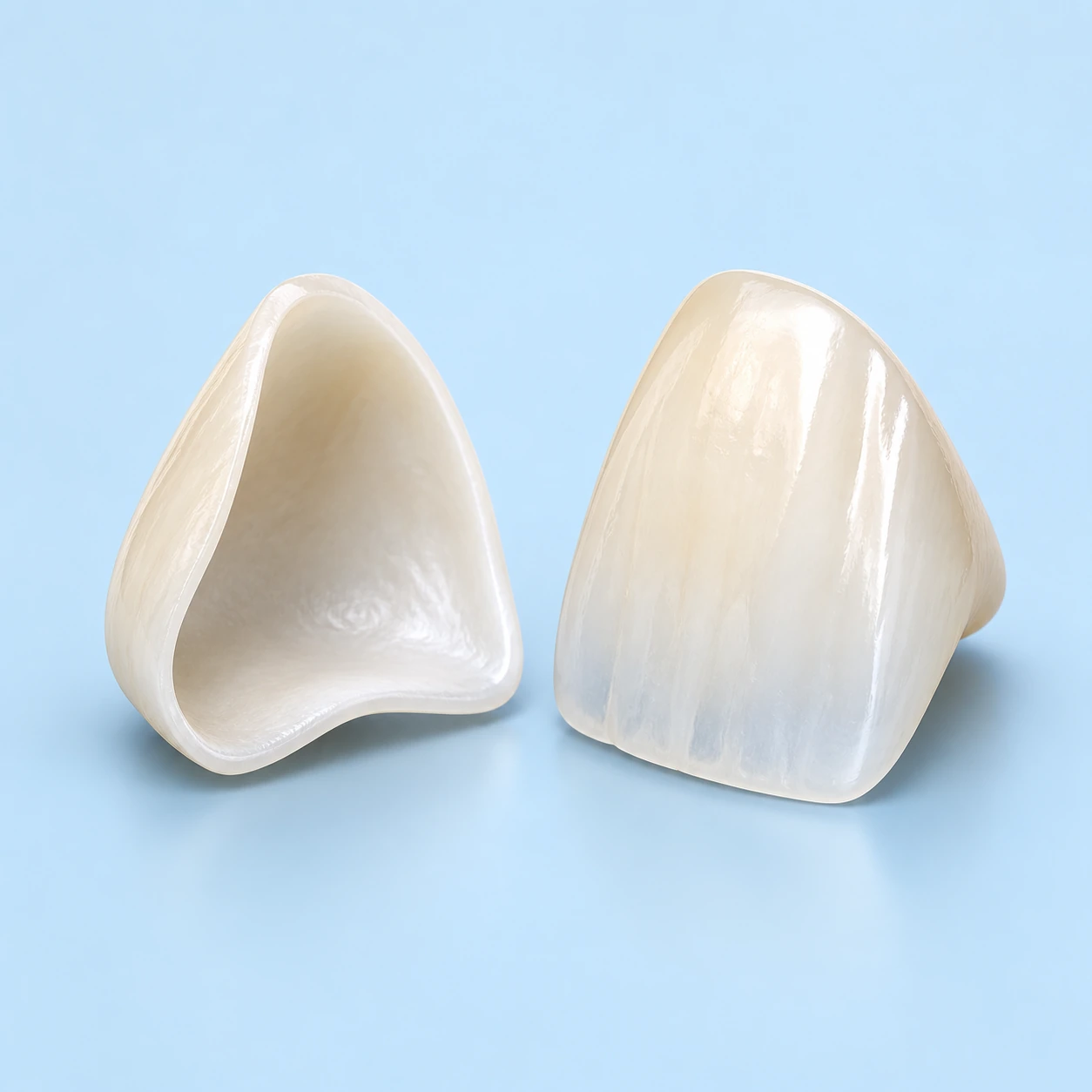 얇은 라미네이트와 자연치아의 관계를 보여주는 설명용 3D 일러스트